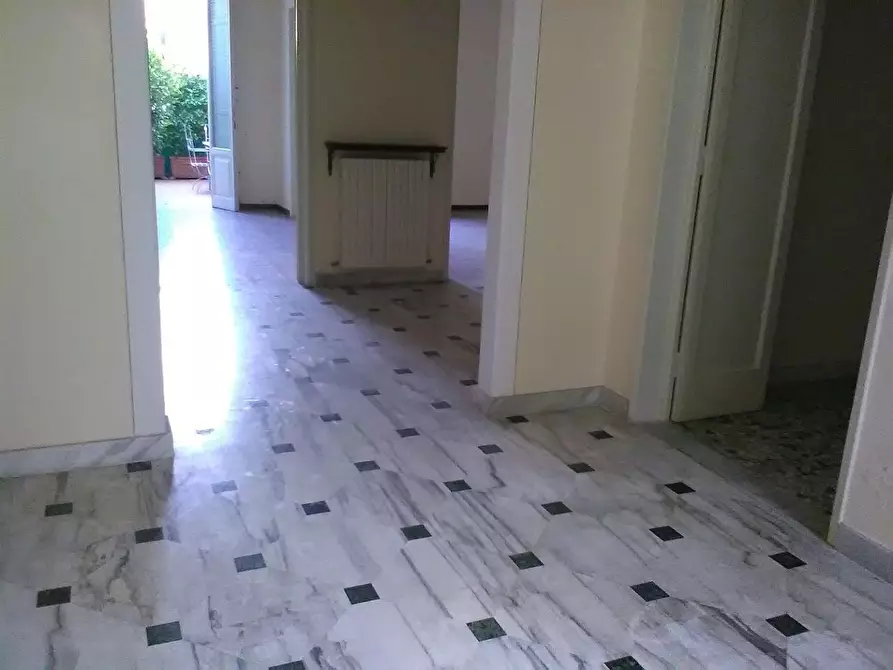 Immagine 3 di Ufficio in affitto  a Viareggio