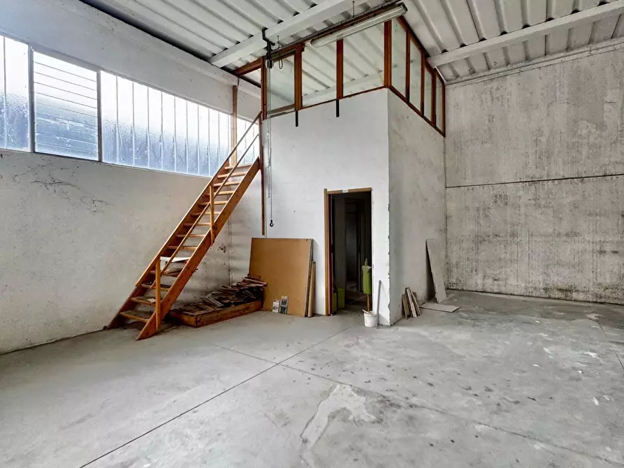 Immagine 2 di Attività artigianale in vendita  a Ponsacco