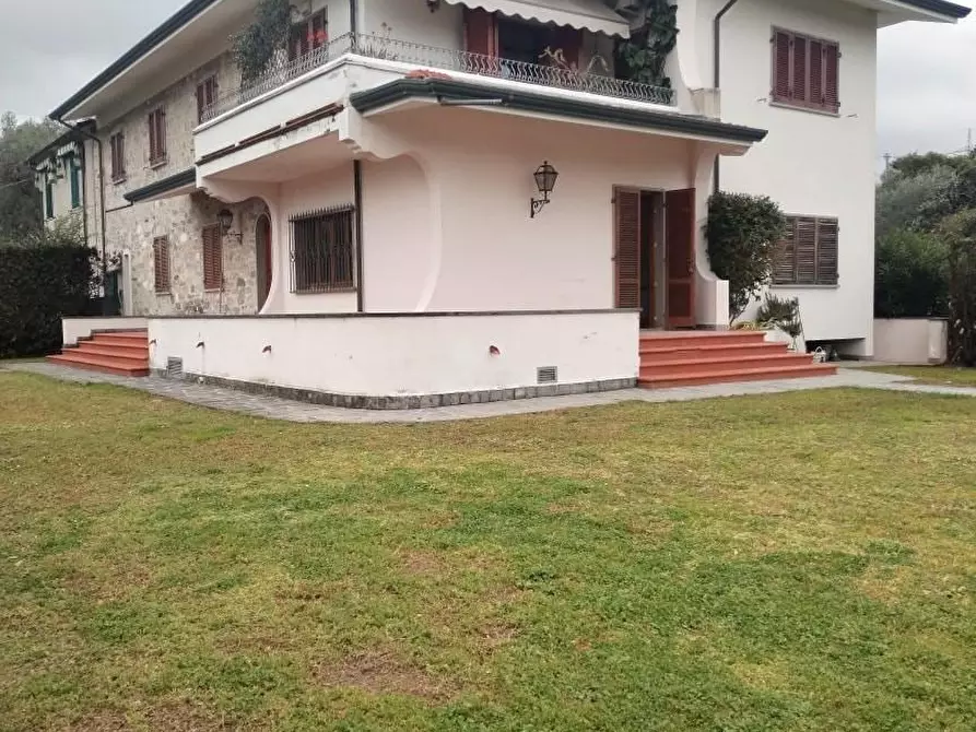 Immagine 1 di Appartamento in vendita  a Massa