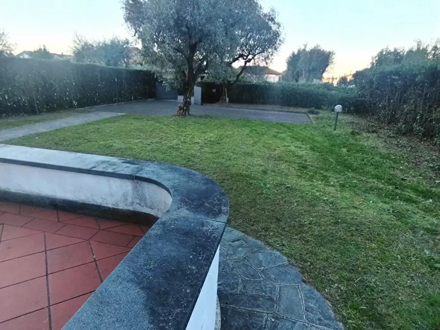 Immagine 2 di Appartamento in vendita  a Massa