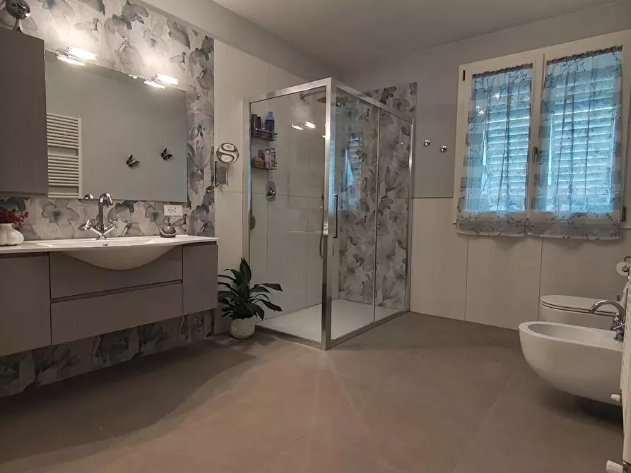 Immagine 24 di Villa in vendita  a Lucca