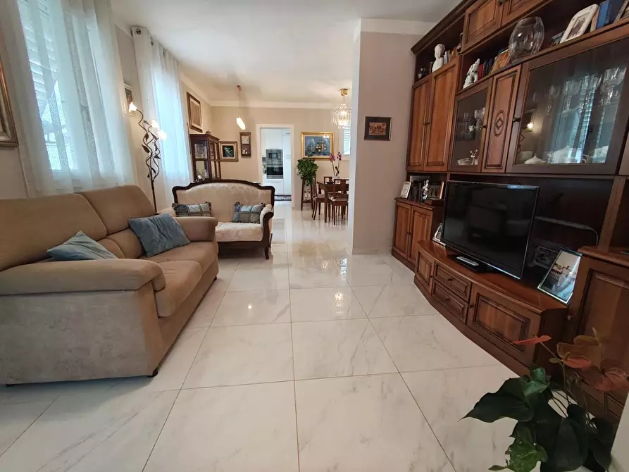 Immagine 1 di Villa in vendita  a Lucca