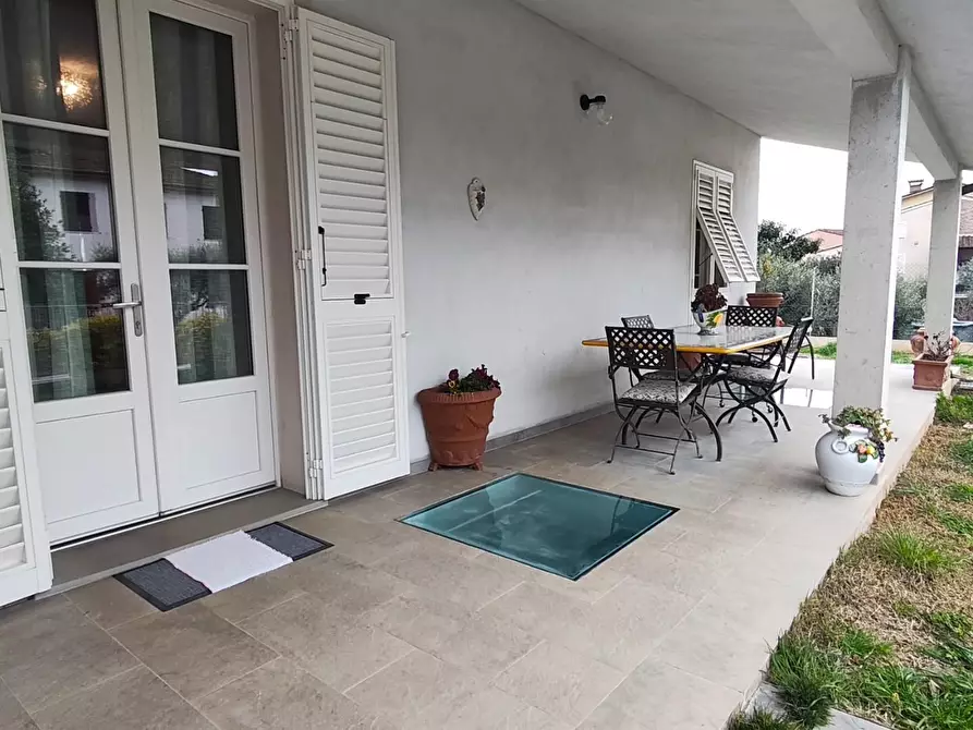 Immagine 5 di Villa in vendita  a Lucca