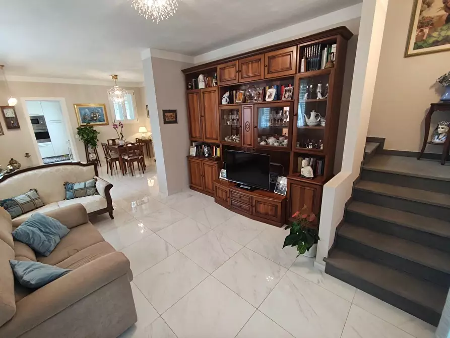 Immagine 39 di Villa in vendita  a Lucca