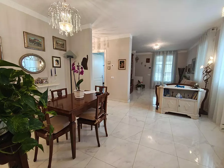 Immagine 2 di Villa in vendita  a Lucca