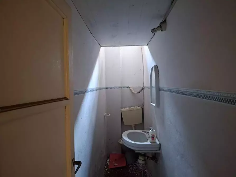 Immagine 7 di Locale commerciale in vendita  a Pisa