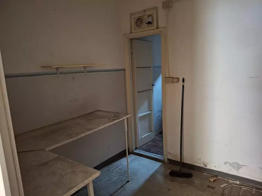 Immagine 6 di Locale commerciale in vendita  a Pisa