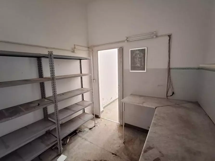 Immagine 8 di Locale commerciale in vendita  a Pisa