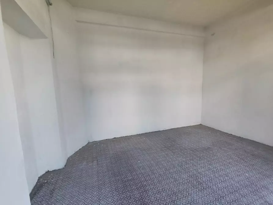 Immagine 24 di Locale commerciale in vendita  a Lucca