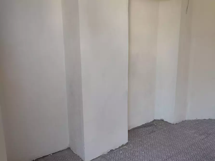 Immagine 9 di Locale commerciale in vendita  a Lucca