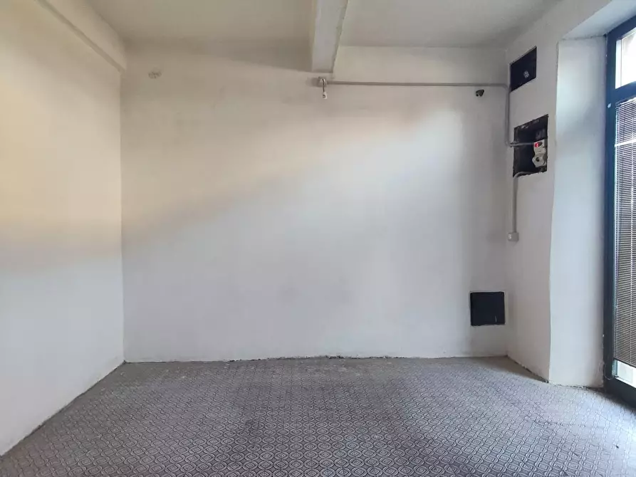 Immagine 21 di Locale commerciale in vendita  a Lucca