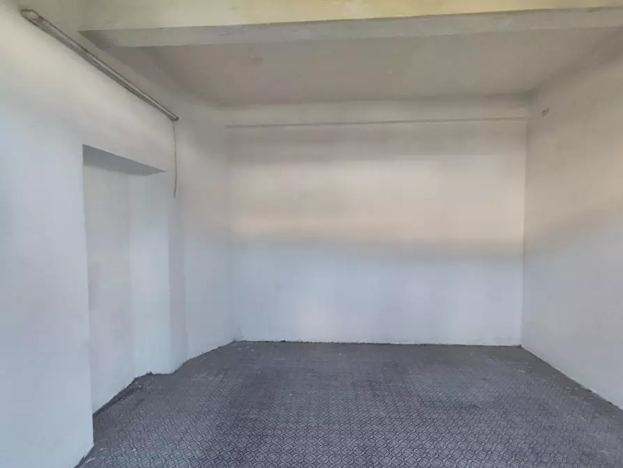 Immagine 2 di Locale commerciale in vendita  a Lucca