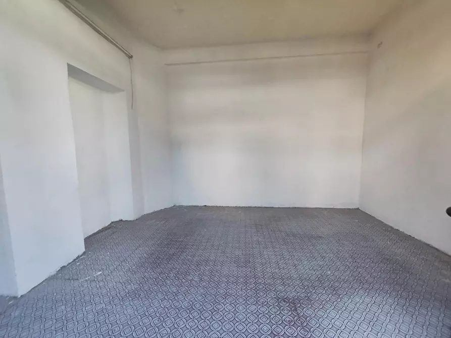 Immagine 28 di Locale commerciale in vendita  a Lucca