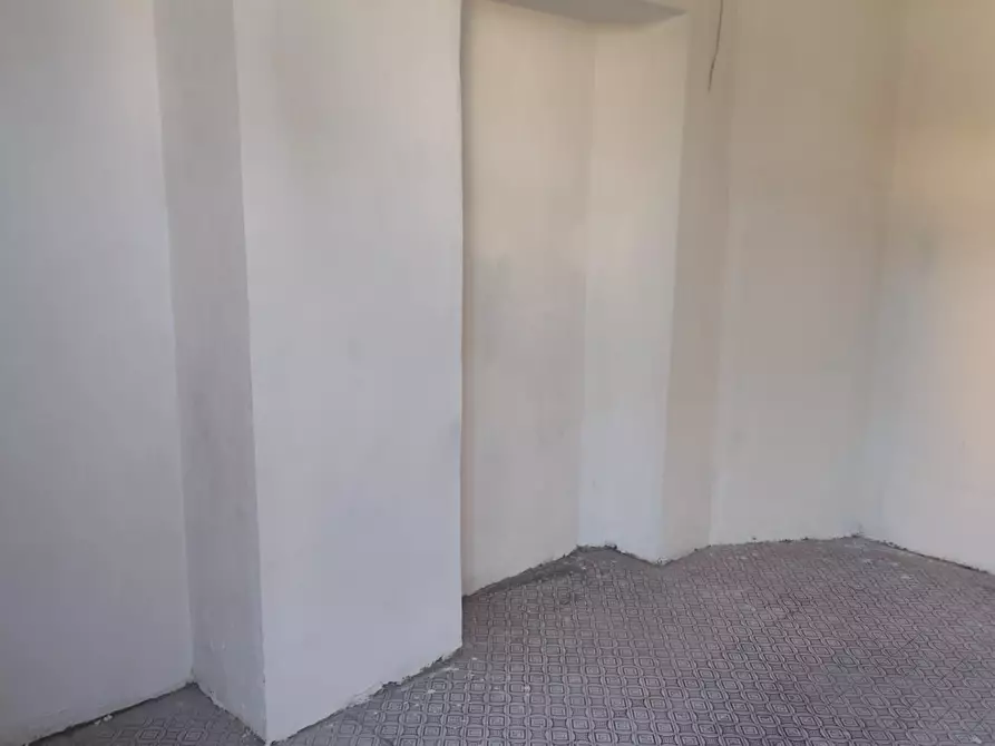 Immagine 12 di Locale commerciale in vendita  a Lucca