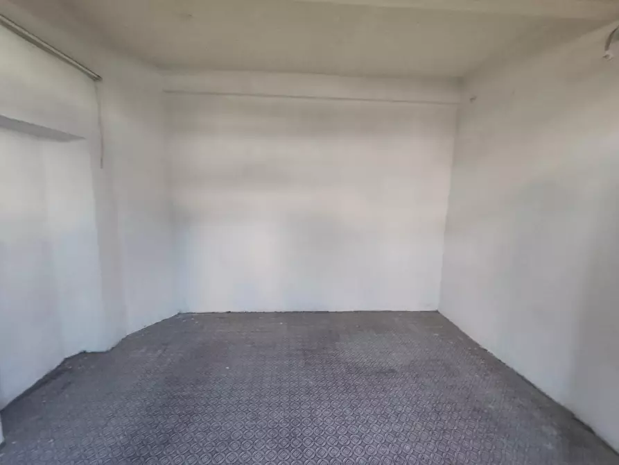 Immagine 26 di Locale commerciale in vendita  a Lucca