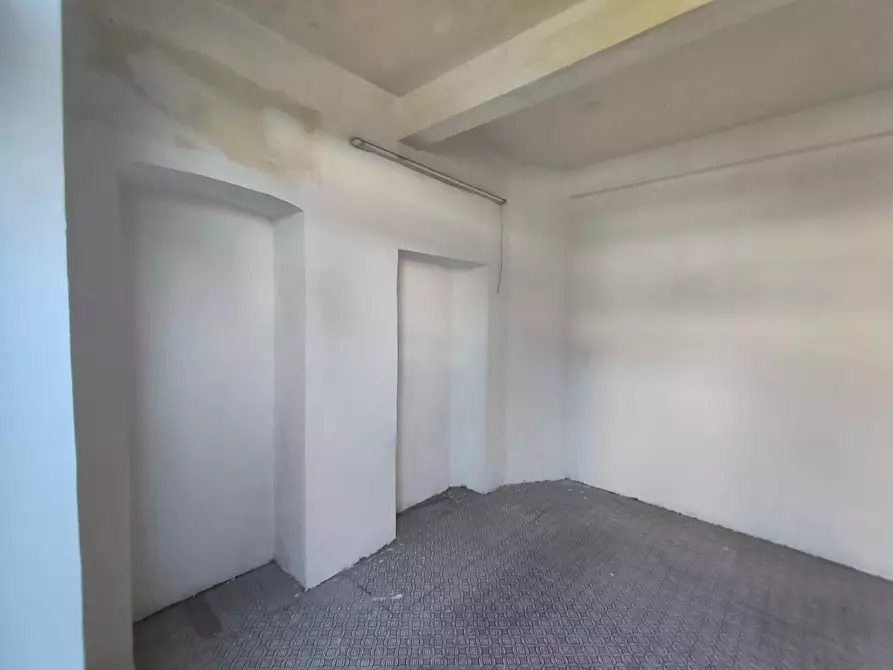 Immagine 25 di Locale commerciale in vendita  a Lucca