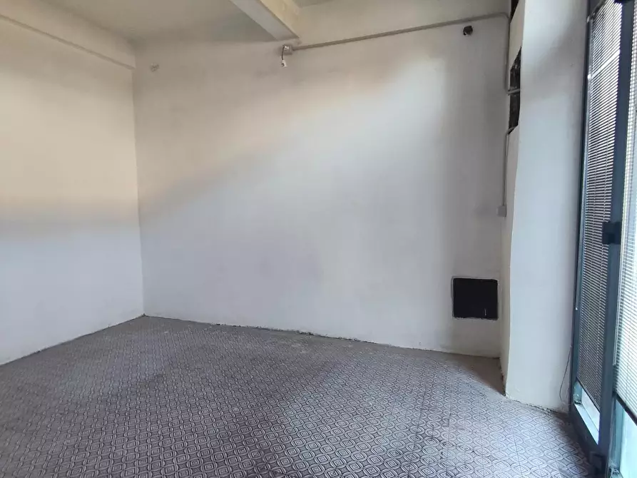 Immagine 20 di Locale commerciale in vendita  a Lucca