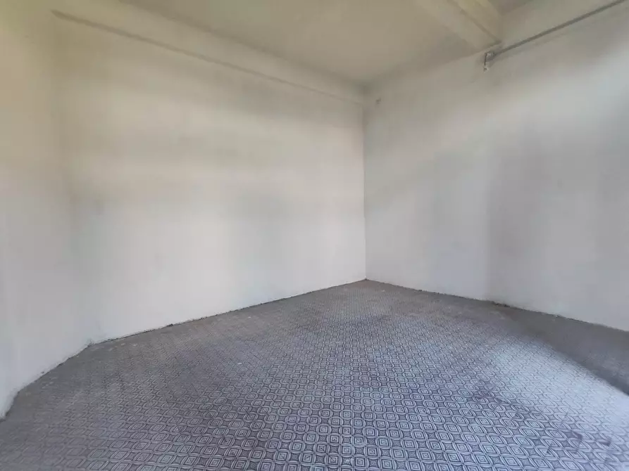 Immagine 23 di Locale commerciale in vendita  a Lucca