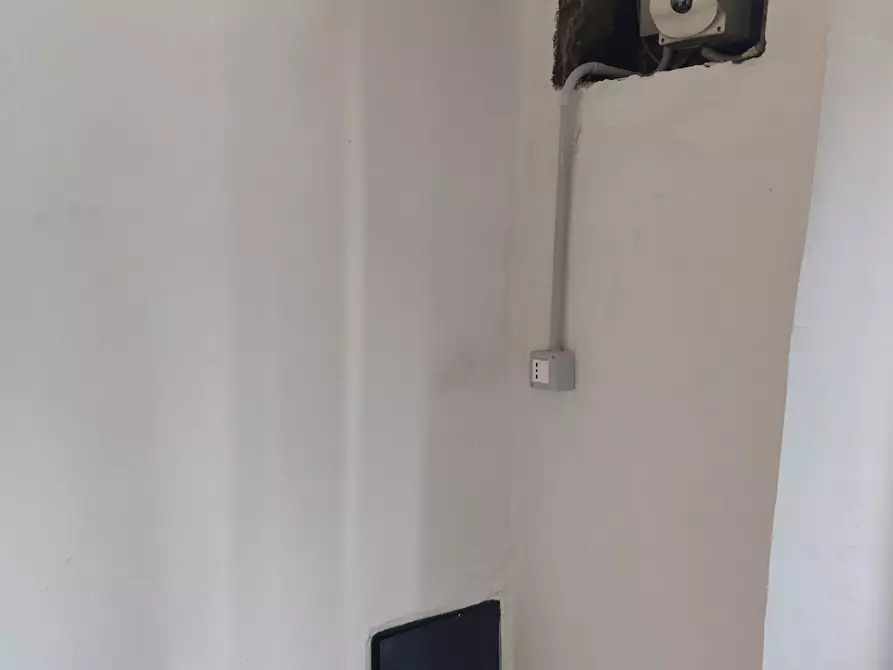 Immagine 8 di Locale commerciale in vendita  a Lucca