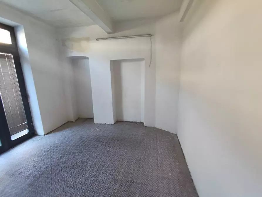 Immagine 15 di Locale commerciale in vendita  a Lucca