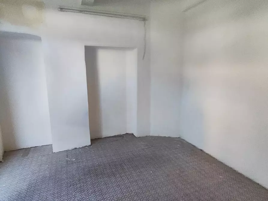 Immagine 11 di Locale commerciale in vendita  a Lucca