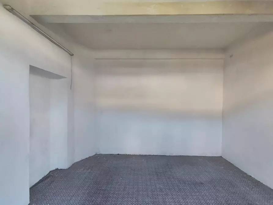 Immagine 1 di Locale commerciale in vendita  a Lucca