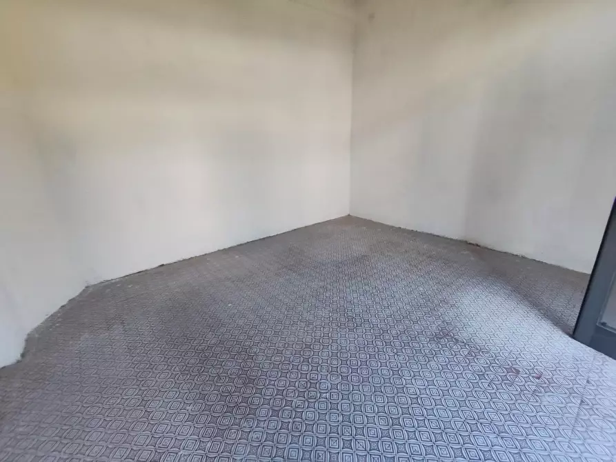 Immagine 27 di Locale commerciale in vendita  a Lucca