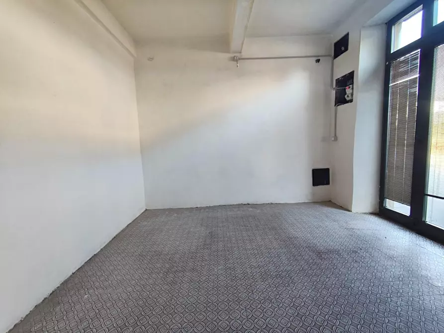 Immagine 22 di Locale commerciale in vendita  a Lucca