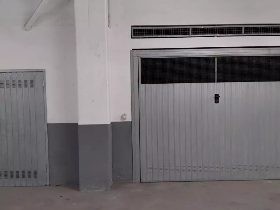 Immagine 1 di Garage in vendita  a Massa