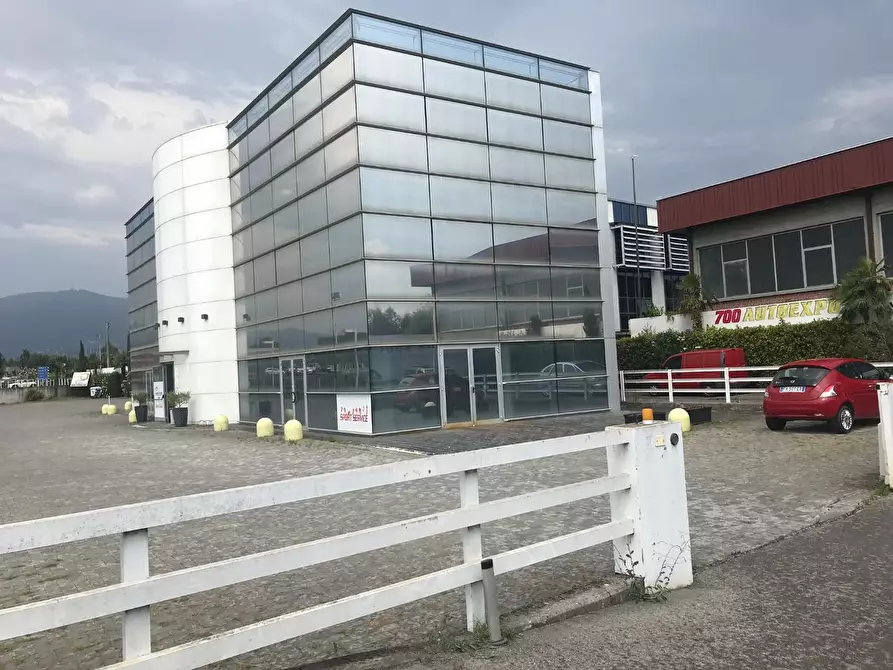 Immagine 2 di Locale commerciale in affitto  a Capannori