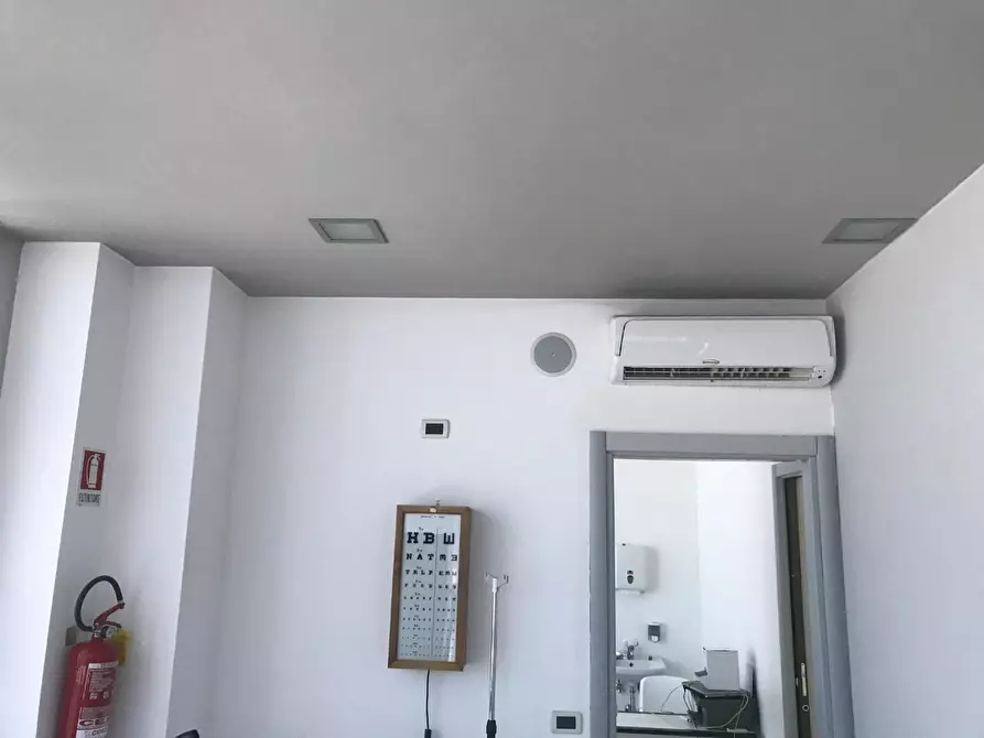 Immagine 14 di Locale commerciale in affitto  a Capannori