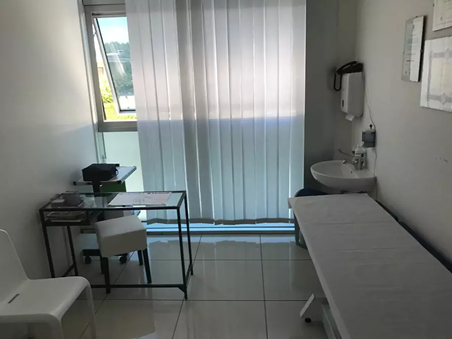 Immagine 19 di Locale commerciale in affitto  a Capannori