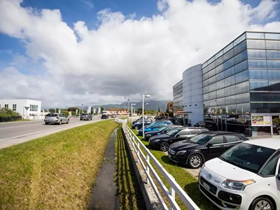 Immagine 11 di Locale commerciale in affitto  a Capannori