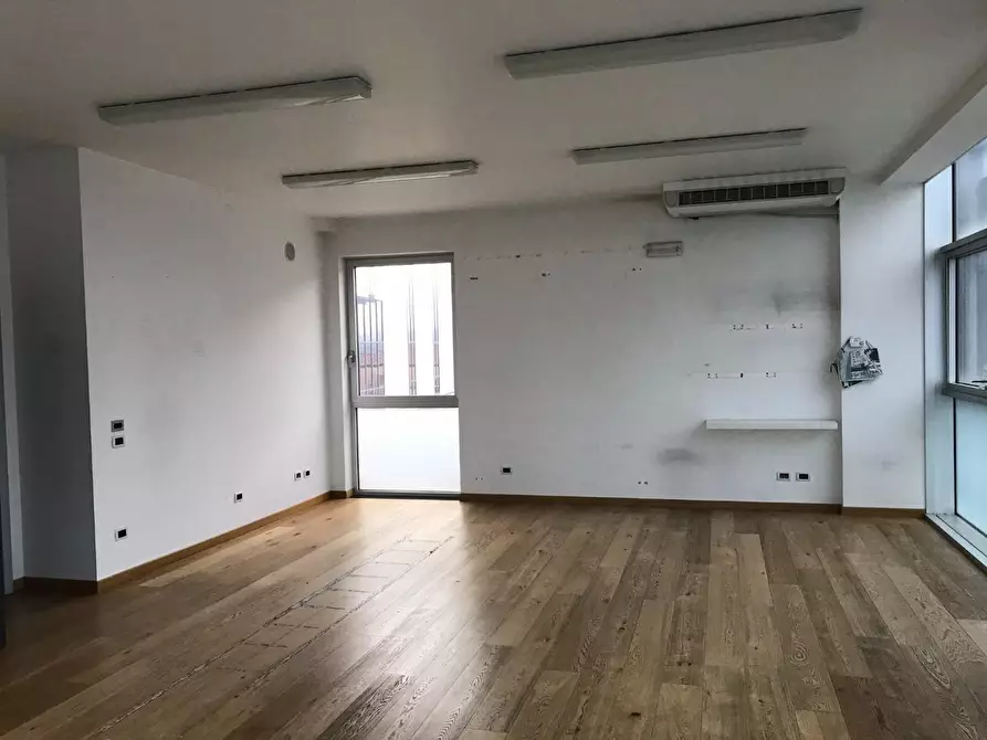 Immagine 6 di Locale commerciale in affitto  a Capannori