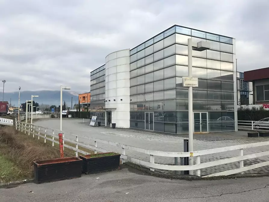 Immagine 10 di Locale commerciale in affitto  a Capannori