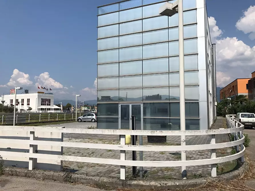 Immagine 9 di Locale commerciale in affitto  a Capannori