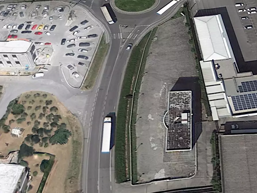 Immagine 12 di Locale commerciale in affitto  a Capannori