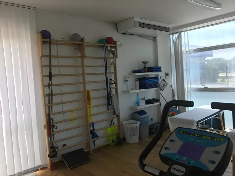 Immagine 21 di Locale commerciale in affitto  a Capannori