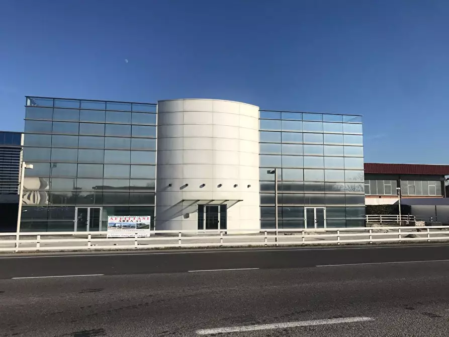 Immagine 5 di Locale commerciale in affitto  a Capannori