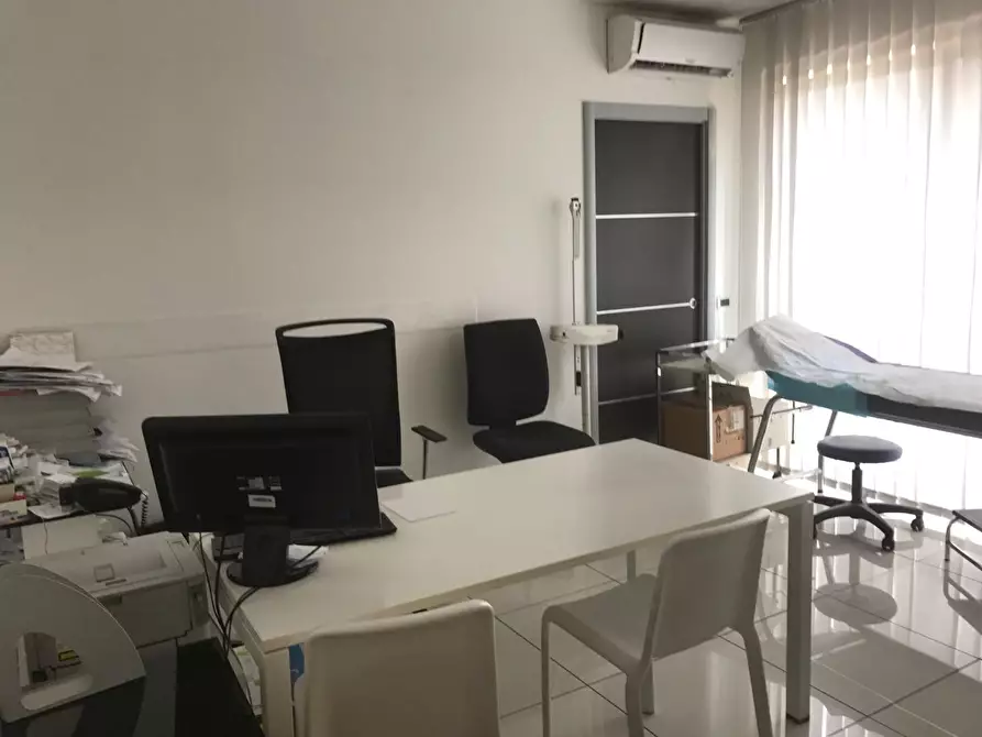 Immagine 22 di Locale commerciale in affitto  a Capannori