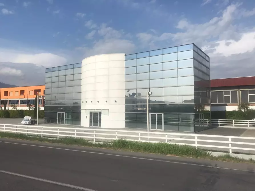 Immagine 1 di Locale commerciale in vendita  a Capannori