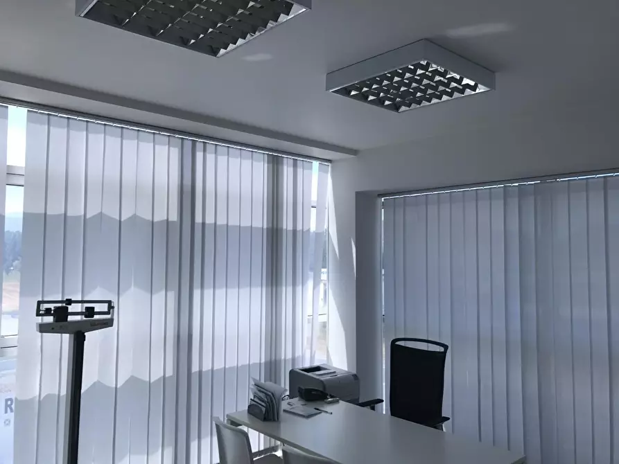 Immagine 30 di Locale commerciale in vendita  a Capannori