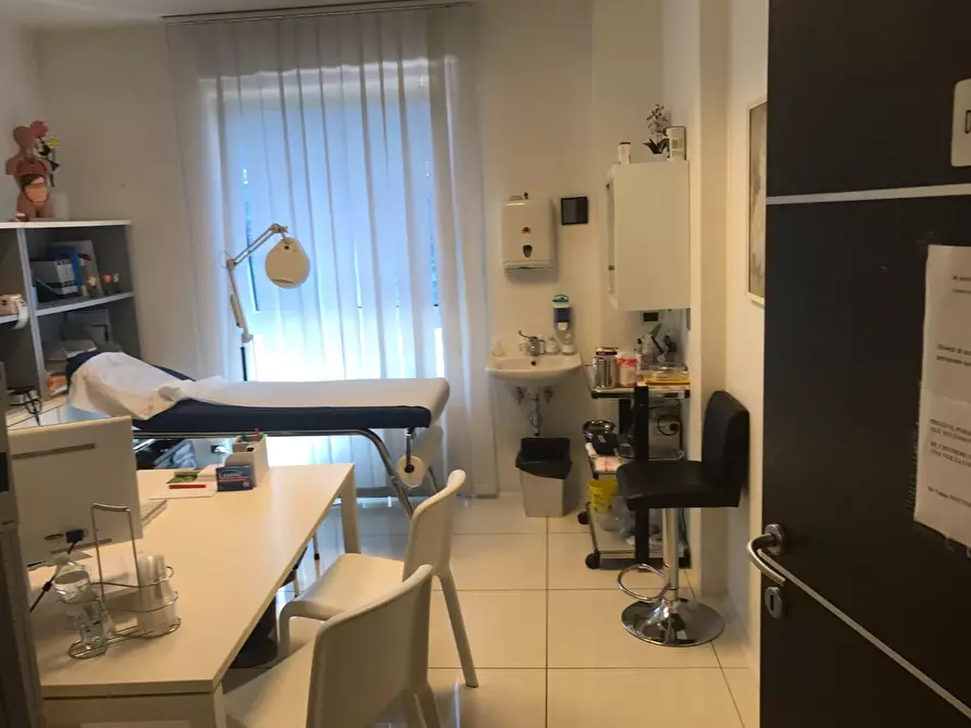 Immagine 25 di Locale commerciale in vendita  a Capannori