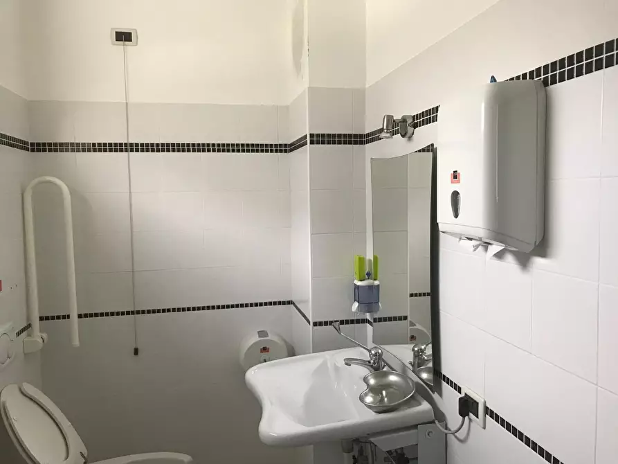 Immagine 16 di Locale commerciale in vendita  a Capannori