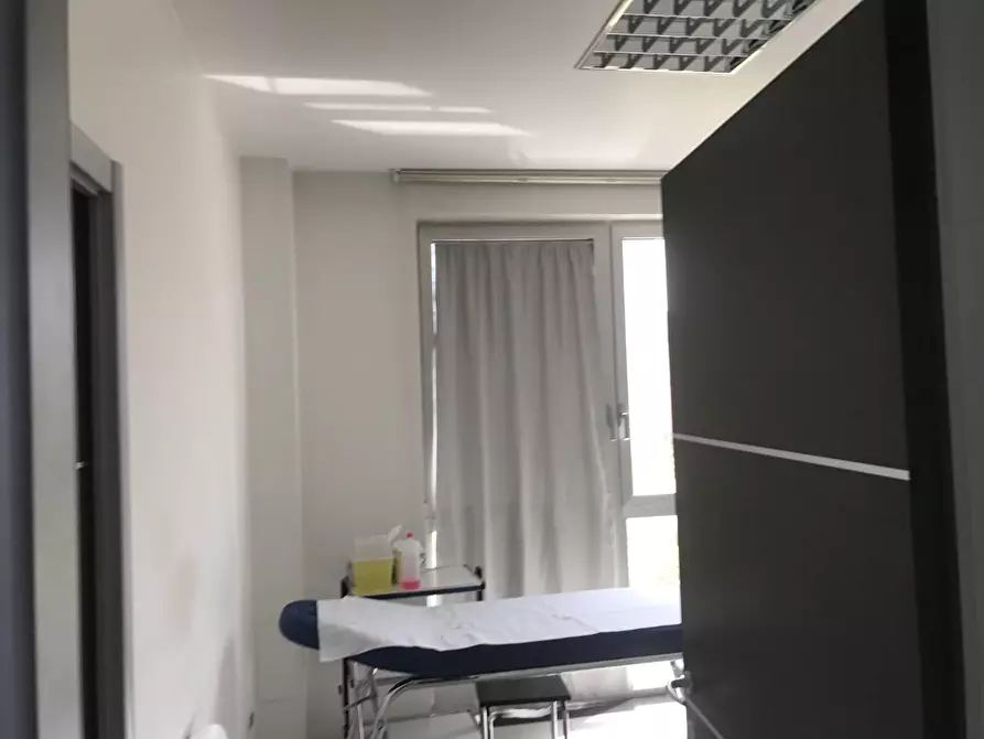 Immagine 14 di Locale commerciale in vendita  a Capannori