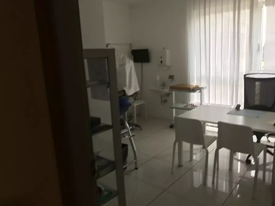 Immagine 33 di Locale commerciale in vendita  a Capannori