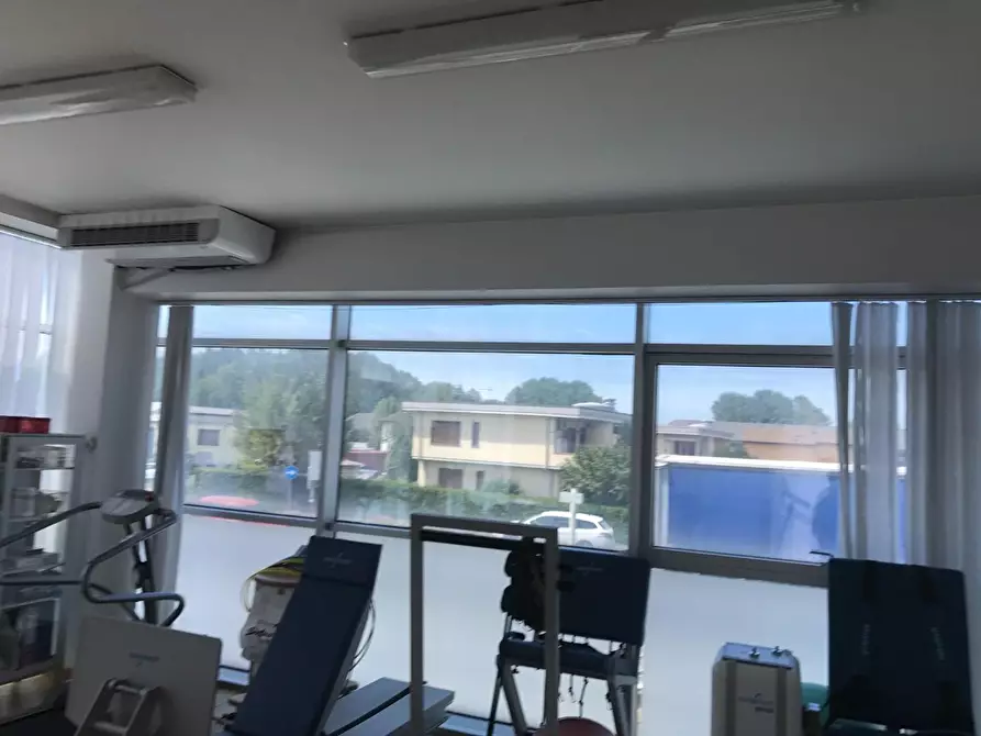 Immagine 22 di Locale commerciale in vendita  a Capannori