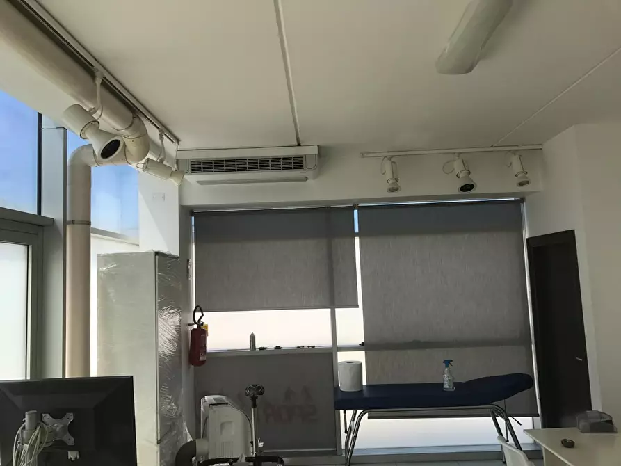 Immagine 34 di Locale commerciale in vendita  a Capannori