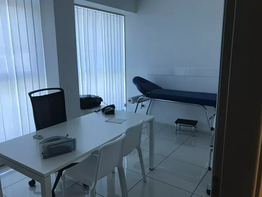 Immagine 27 di Locale commerciale in vendita  a Capannori