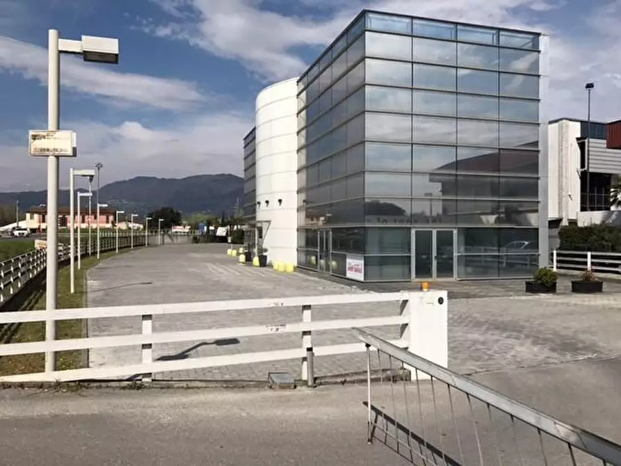 Immagine 36 di Locale commerciale in vendita  a Capannori